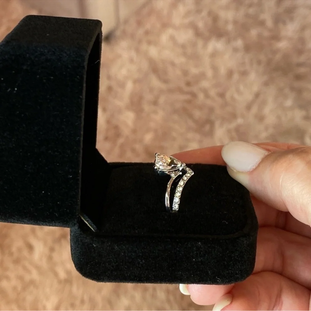 Size 8 Elegant Silver Heart-Shaped Rhinestone Ring New NWT